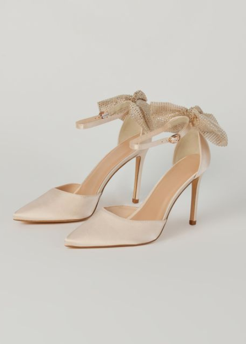 Cutest bow detail with pointed toe straps